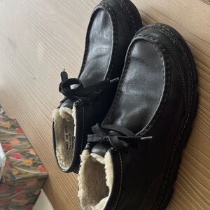 Clark’s Black Leather Moccasin Boots with Shearling Lining. Women’s size 8.